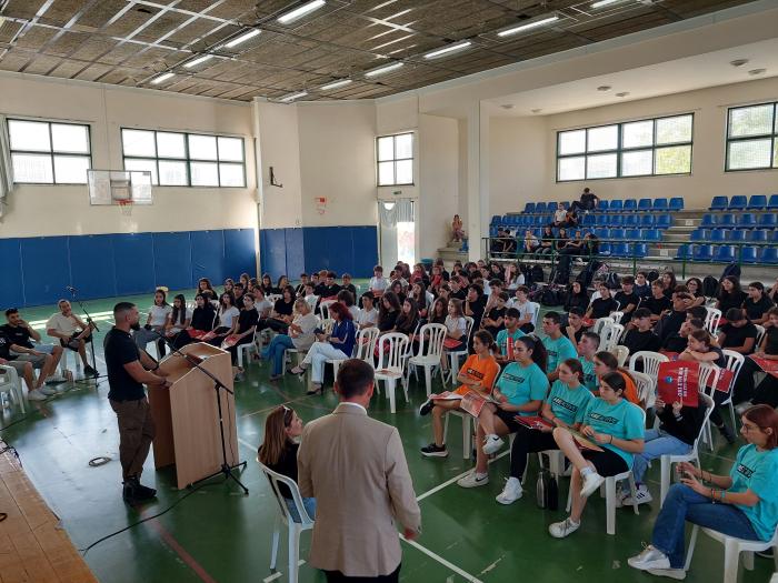 Τα παιδιά παρακολουθούν με προσοχή τα όσα βίωσε ο Ευρυπίδης Φράγκος  